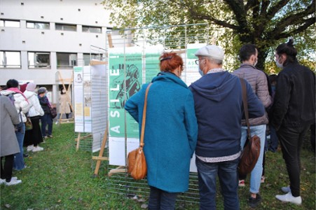 Le public découvre l’escale « Empreintes » de l’exposition Asile !